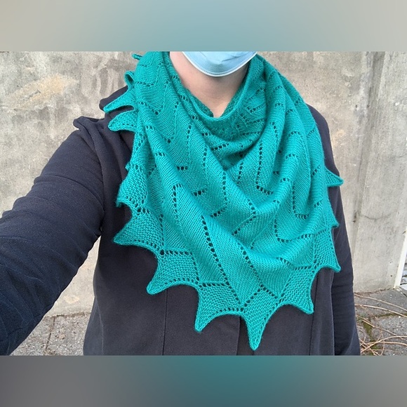 Handmade knit Scarf / Shawl, funky Christmas winter wool bandana - Picture 3 of 3